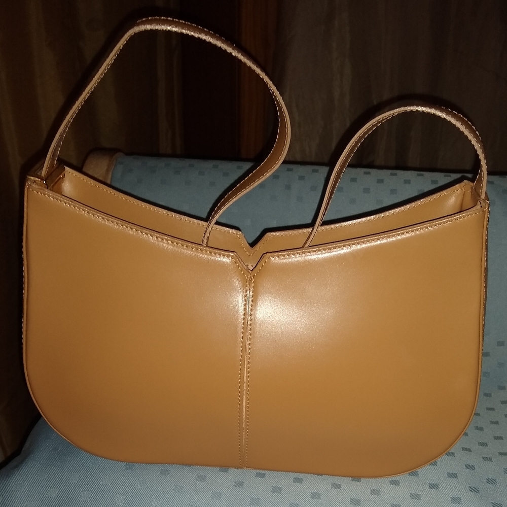Asia Bellucci tan leather shoulder bag.